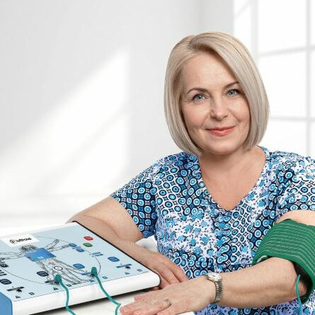 mujer de 60 años junto a una máquina magnética